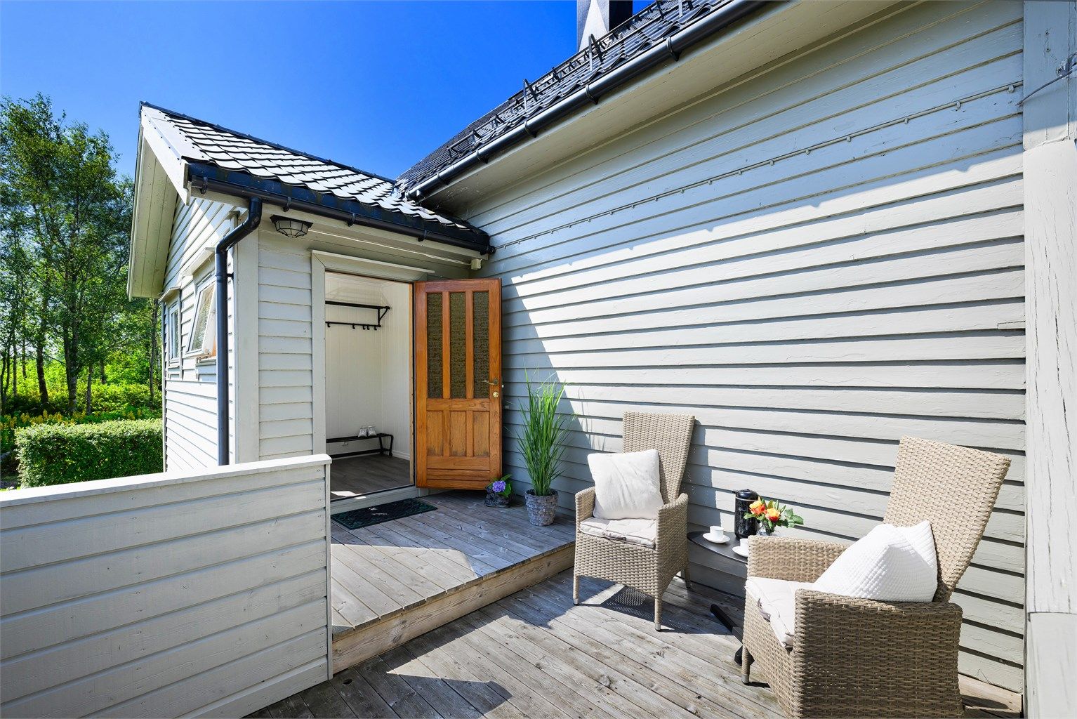 Inngangsparti med fin liten uteplass til morgenkaffen. Her kan du nyte formiddagssolen.