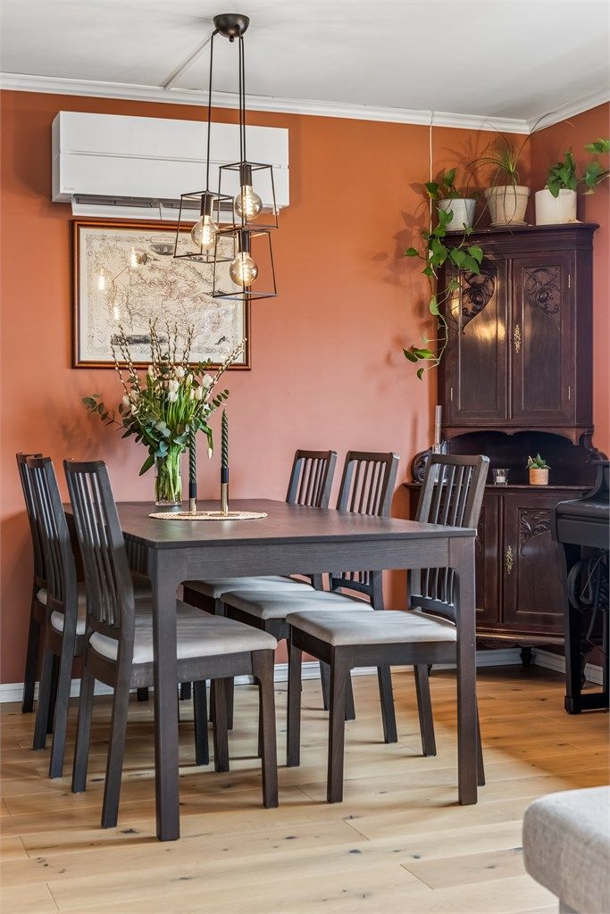 Det er god plass til et romslig sspisebord.