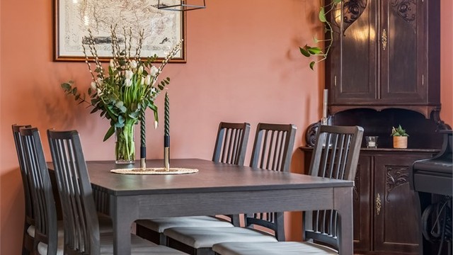 Det er god plass til et romslig sspisebord.