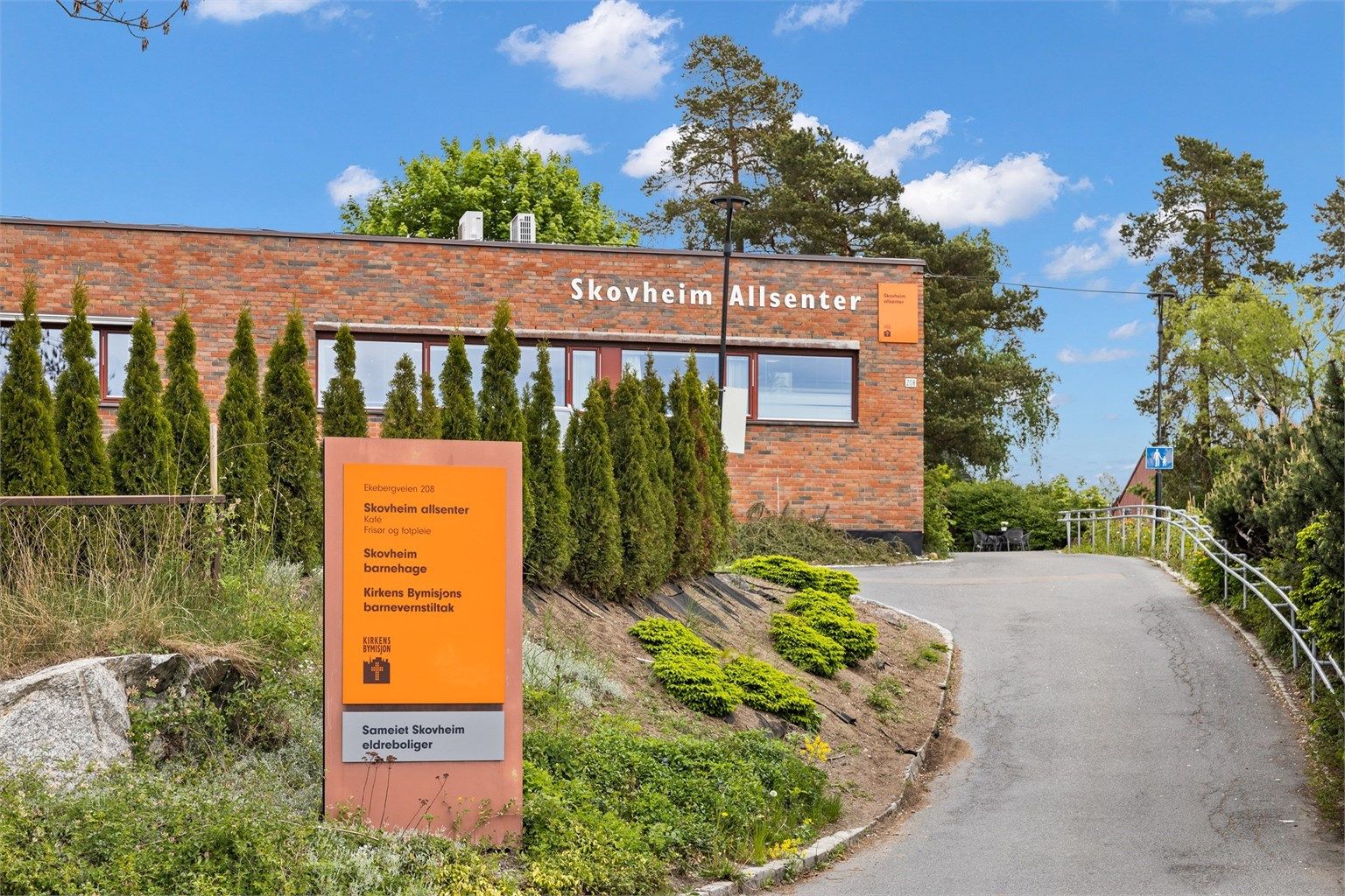 Kirkens Bymisjon driver også Skovheim allsenter, som er direkte tilknyttet eldreboligene med kafédrift og aktiviteter som bidrar til sosialt fellesskap