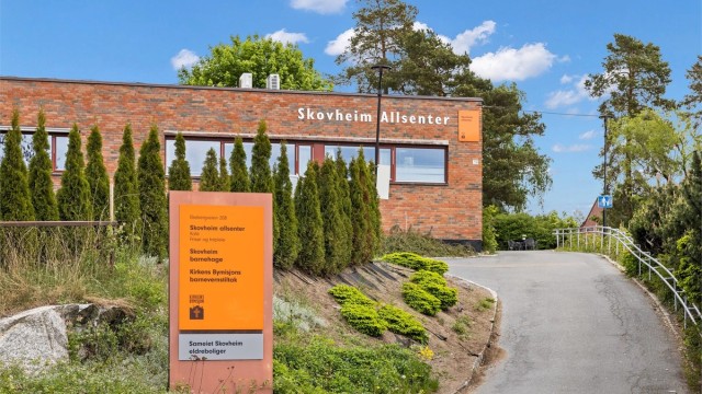 Kirkens Bymisjon driver også Skovheim allsenter, som er direkte tilknyttet eldreboligene med kafédrift og aktiviteter som bidrar til sosialt fellesskap