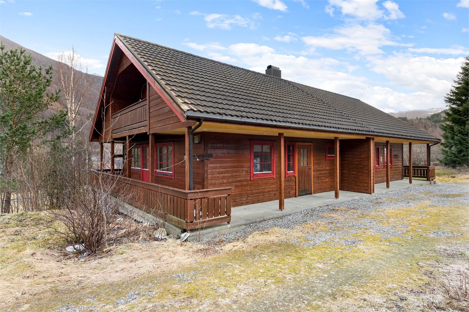 En halvpart av en tomannsbolig fra 1996, med yttervegger i bindingsverk og liggende bordkledning.