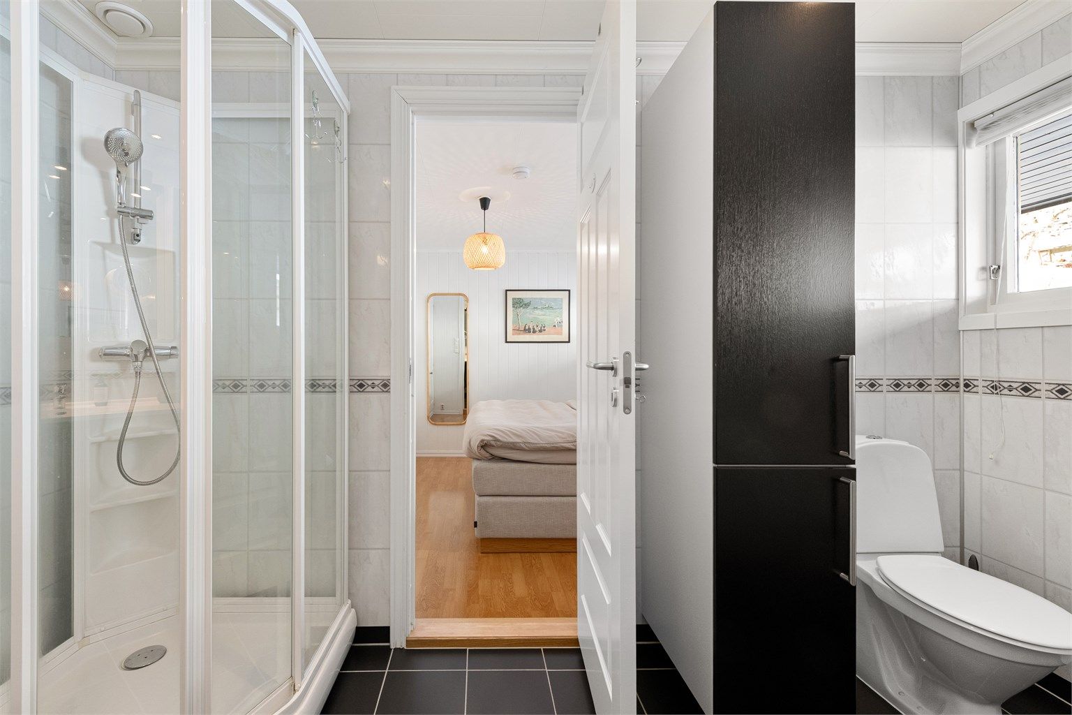 Badet i hovedetasjen har adkomst via hovedsoverom