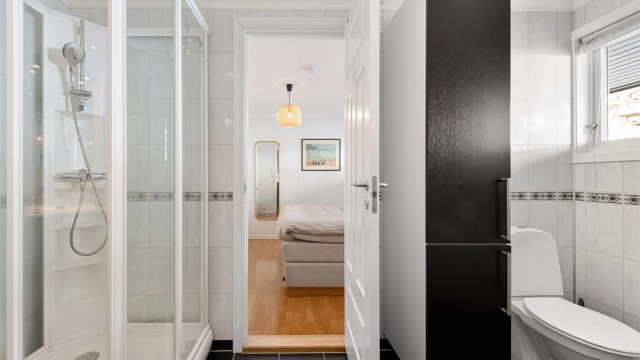 Badet i hovedetasjen har adkomst via hovedsoverom