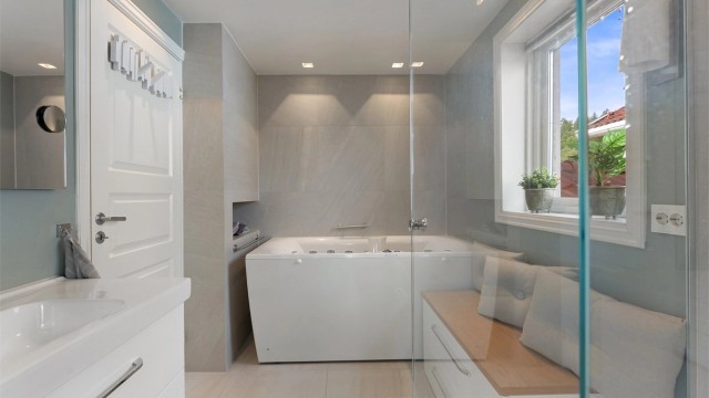 Badet i andre etasje ble oppgradert i 2018 og har både badekar og dusjnisje.