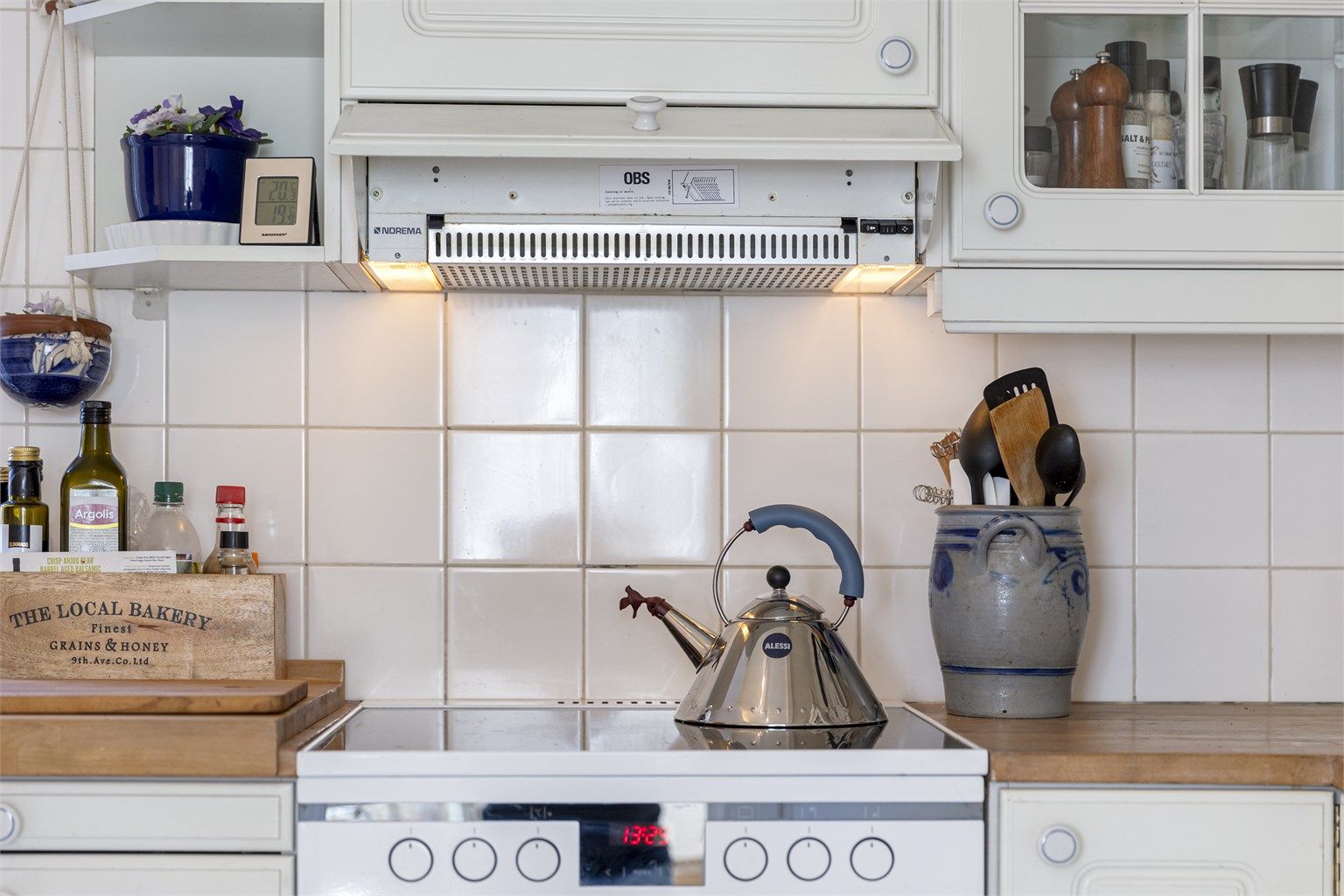 Kjøkkenventilator med avtrekk direkte ut sikrer godt inneklima under matlaging.