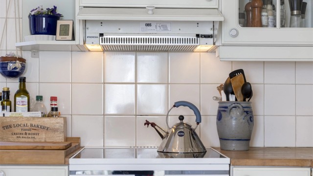 Kjøkkenventilator med avtrekk direkte ut sikrer godt inneklima under matlaging.