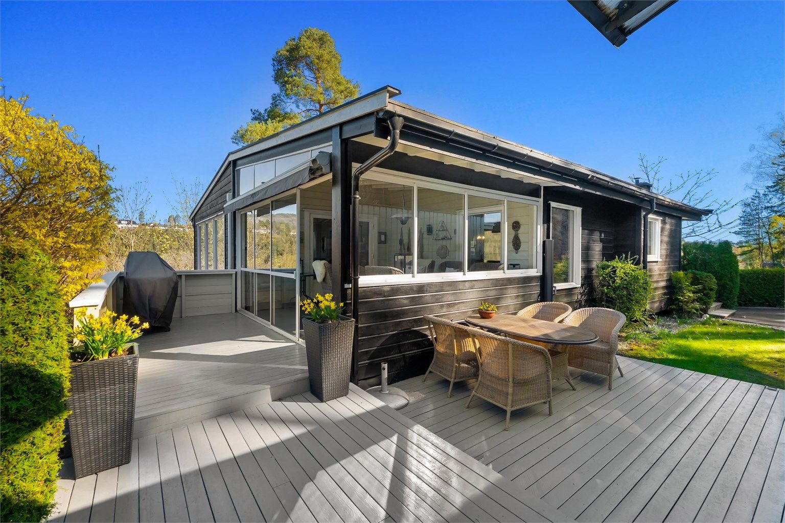 Boligen har store uteområder med en åpen terrasse på 26 m² og en innglasset terrasse på 17 m².
Foto: Zovenfra AS