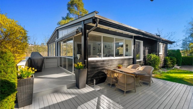 Boligen har store uteområder med en åpen terrasse på 26 m² og en innglasset terrasse på 17 m².
Foto: Zovenfra AS