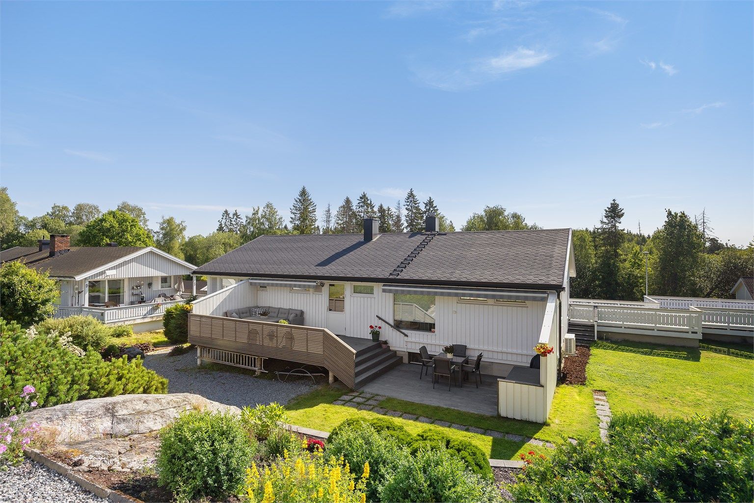 Flere fine uteplasser - veranda mot øst og vest, samt takterrasse over garasjen med gode solforhold.