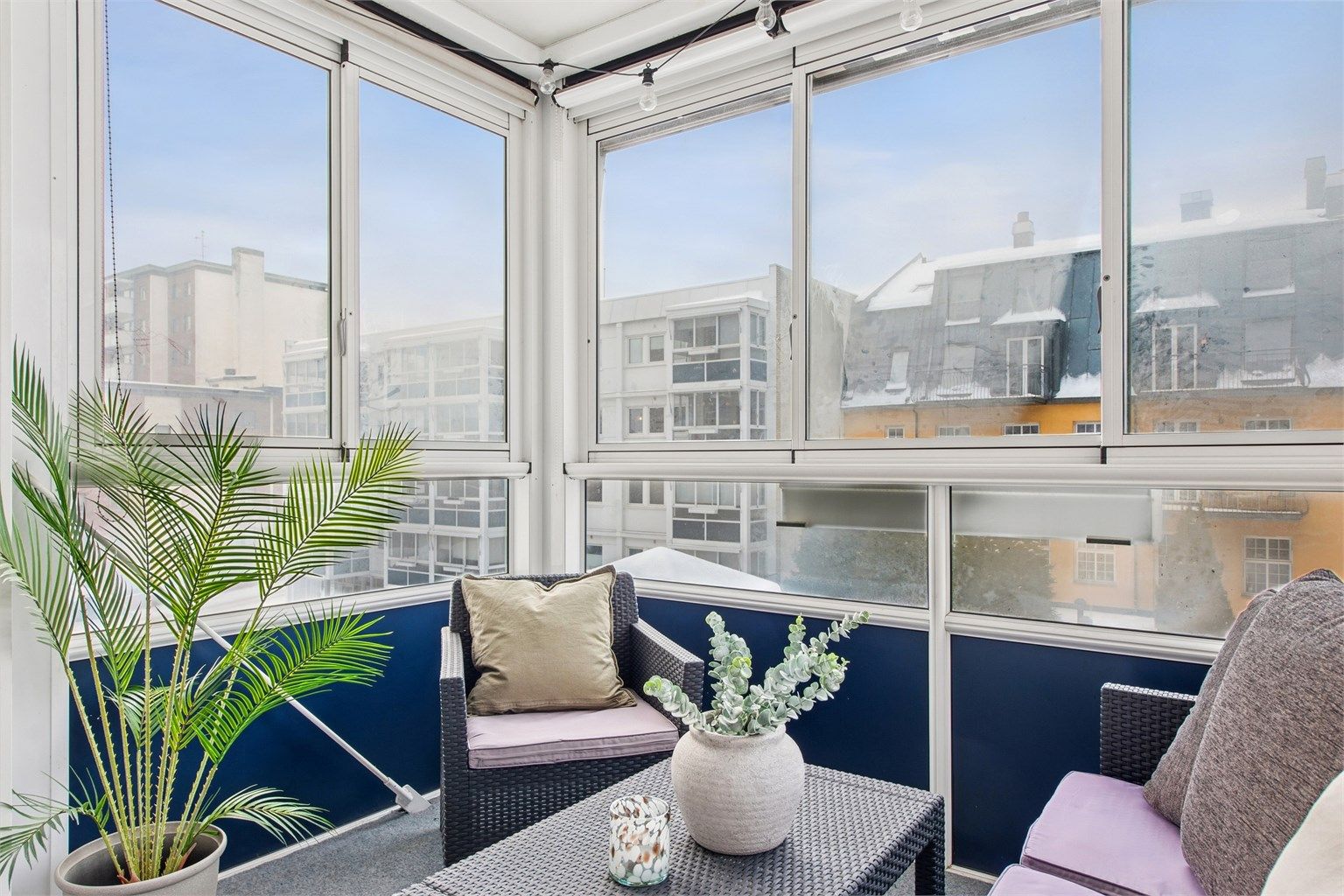 Her kan du nyte ettermiddags og kveldssol i rolige omgivelser, skjermet fra bylivet, til tross for den svært sentrale beliggenheten.