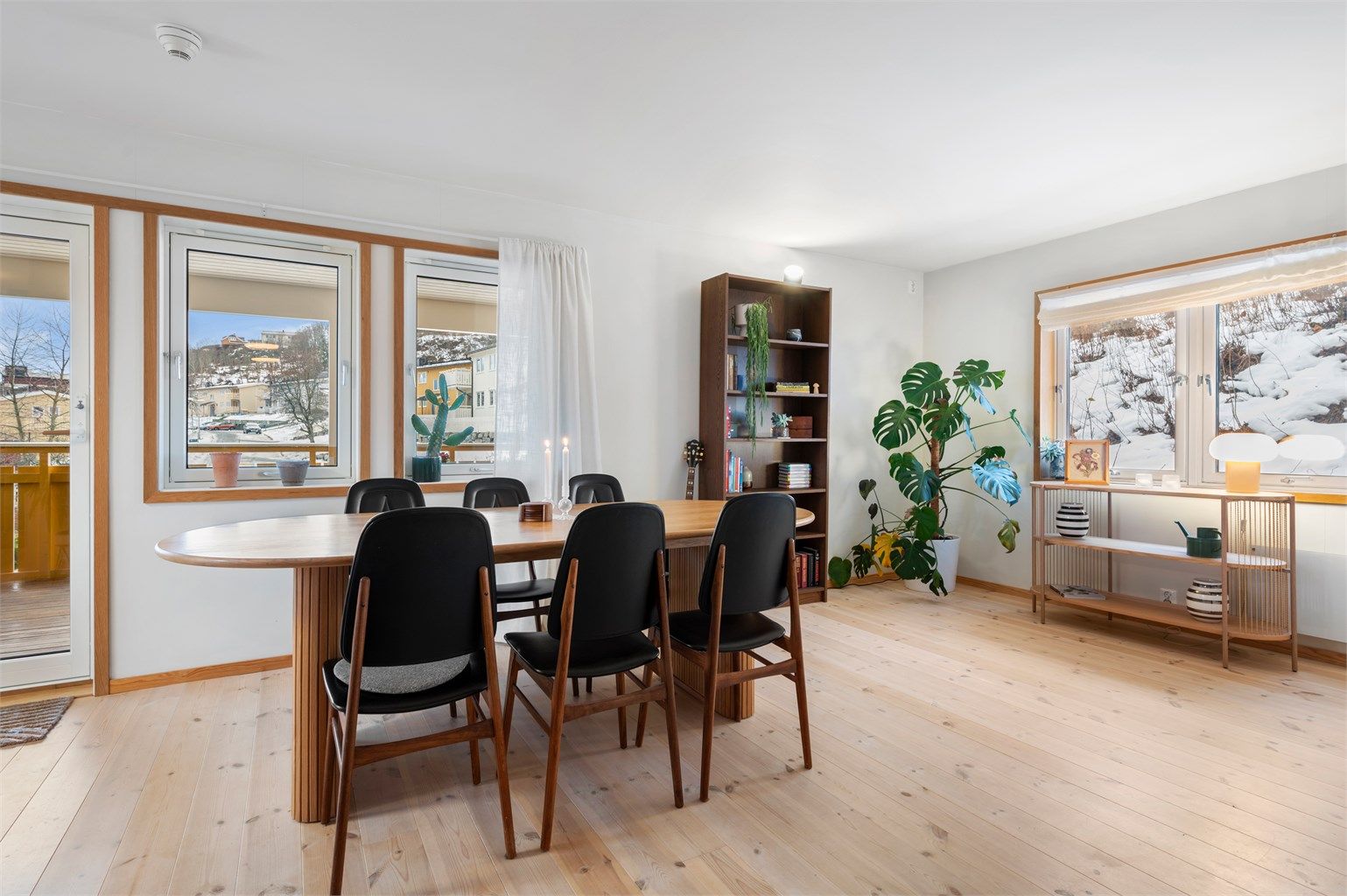 Boligen er gjennomgående lys og luftig med utstrakte vindusflater som siker rikelig med naturlig dagslys. 