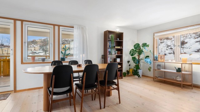 Boligen er gjennomgående lys og luftig med utstrakte vindusflater som siker rikelig med naturlig dagslys.