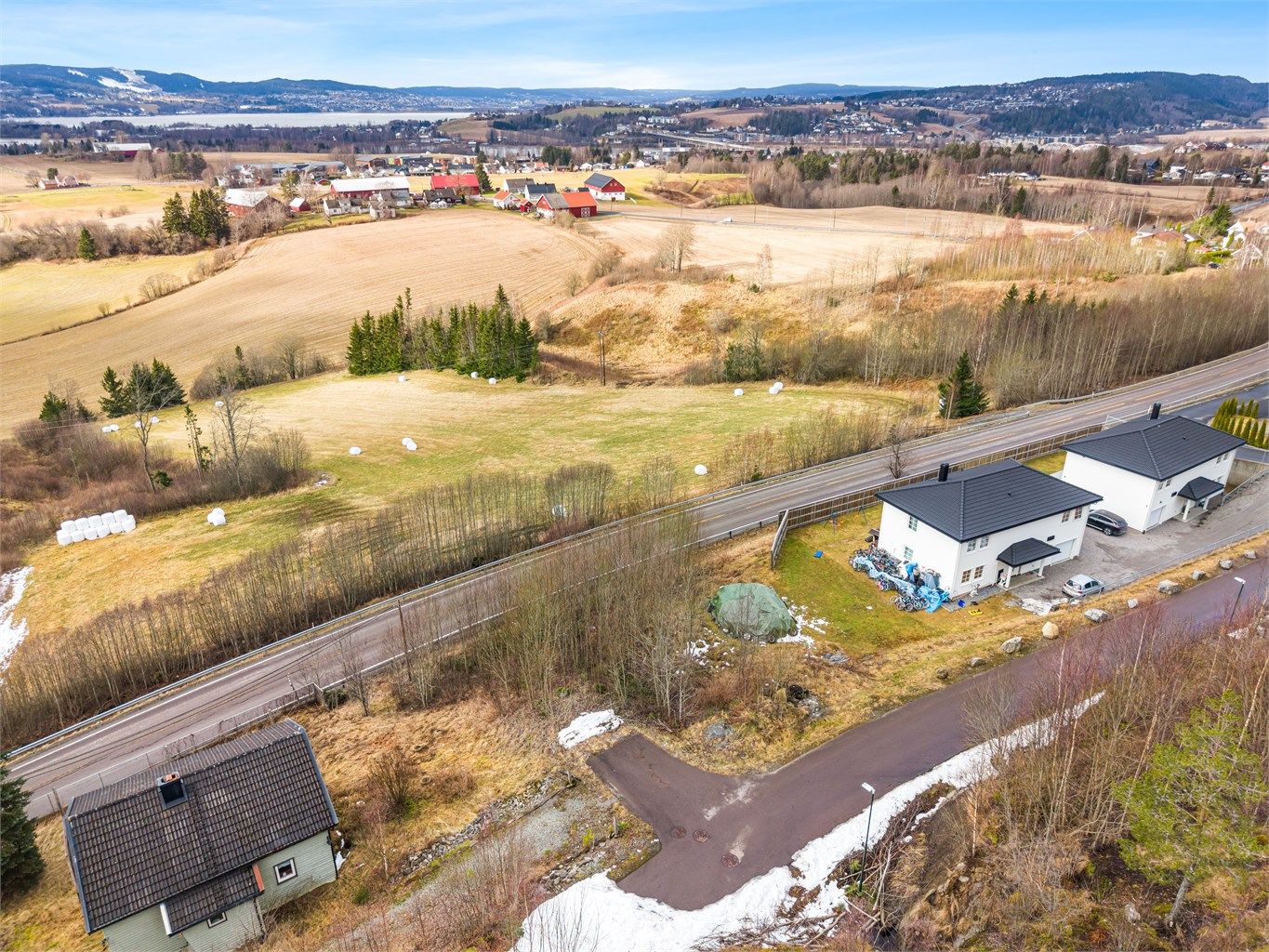 Boligtomt med åpen utsikt mot kulturlandskapet.
Foto: Svein Michaelsen.