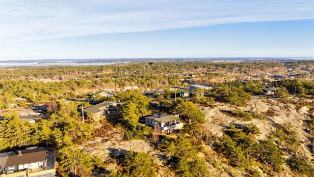 På Liatoppen tilbringes feriedagene midt i det omfangsrike øyriket Hvaler, med enkel tilgang til den vakre skjærgården.