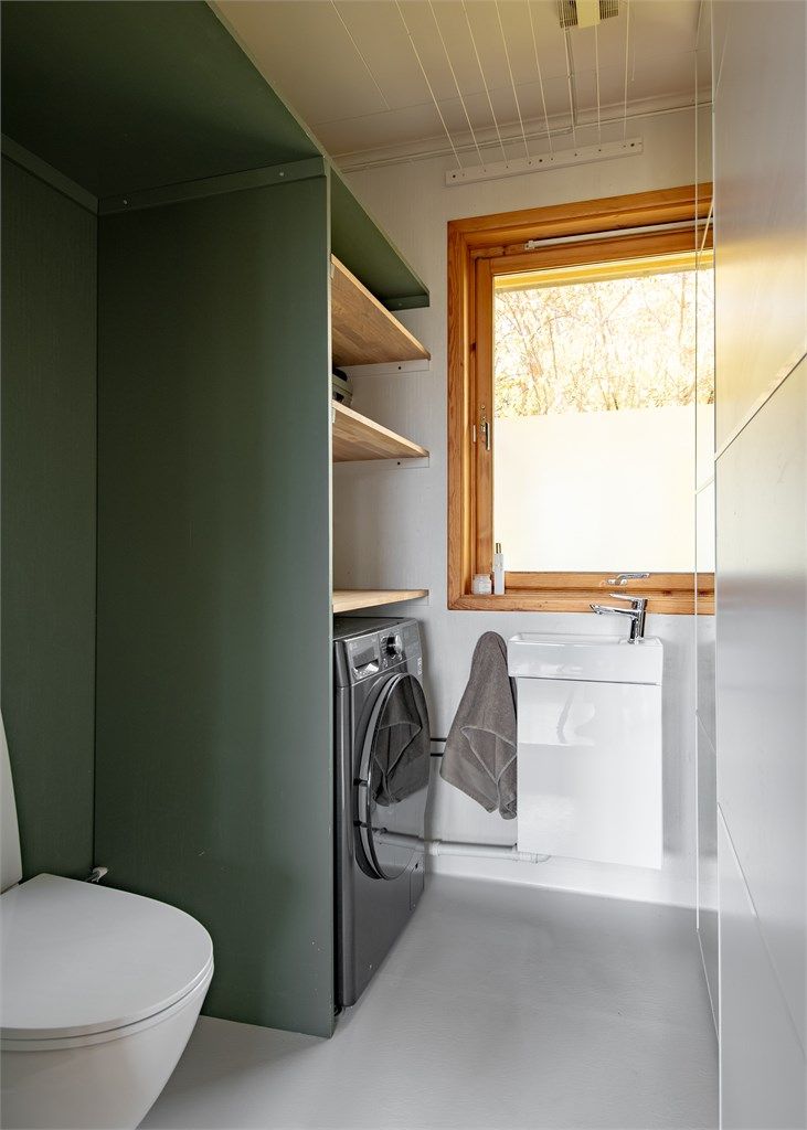 Separat vaskerom med opplegg for vaskemaskin, servant og toalett. Innholdsrik skyvedørsgarderobe, og plassbygget hylleløsning med god oppbevaringsplass.
