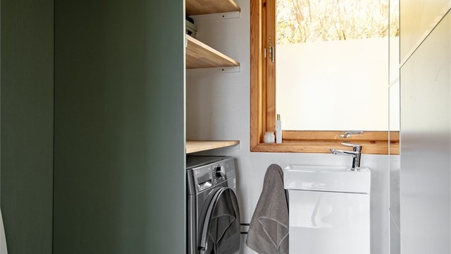 Separat vaskerom med opplegg for vaskemaskin, servant og toalett. Innholdsrik skyvedørsgarderobe, og plassbygget hylleløsning med god oppbevaringsplass.