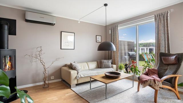 Stuen har god plass til sofagruppe og møblement. Varmepumpen sørger for jevn temperatur året rundt.