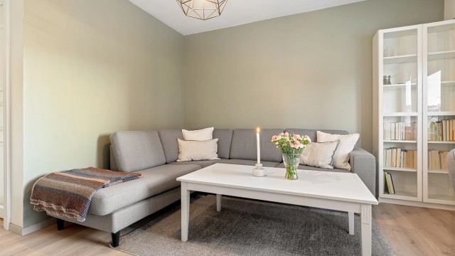 Stuen fremstår moderne med oppgraderte overflater i form av maling, og Pergo-laminat lagt i 2023, som gir et helhetlig og tidsriktig uttrykk.