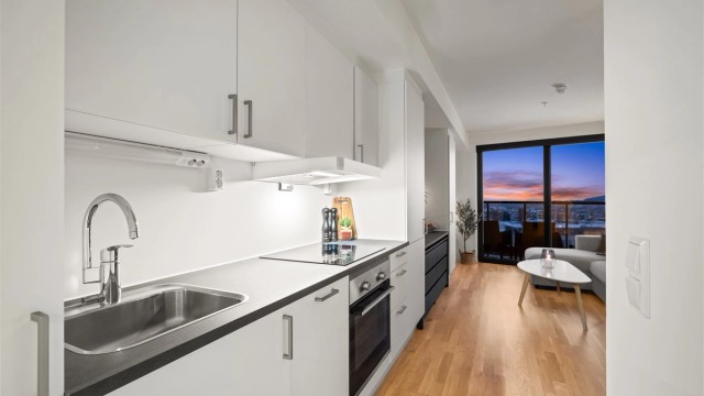 Moderne og arealeffektiv leilighet med gjennomgående eikeparkett og lyse flater.