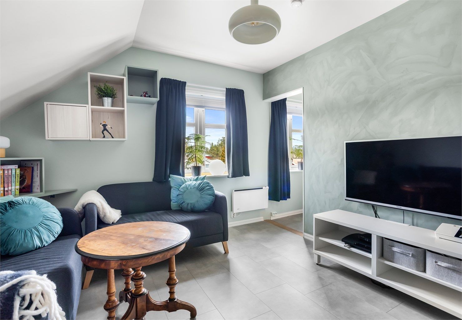 Innbydende TV-stue i tilknytning til hovedsoverommet, med fint lysinnslipp og fleksible bruksmuligheter.