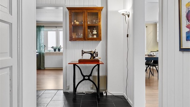 Innvendige overflater i 1. etasje: Fliser og laminat på gulv. Tapet, panel og malte vegger. Panel og plater i himling.