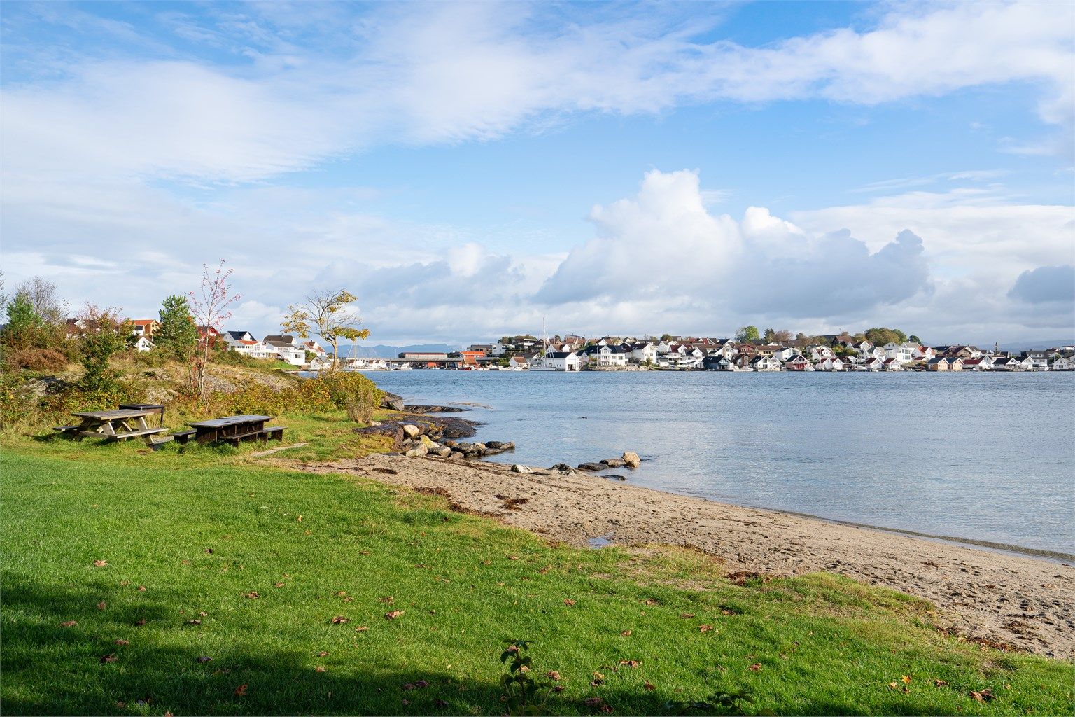 Det er fine tur-og bademuligheter i gangavstand fra boligen. 