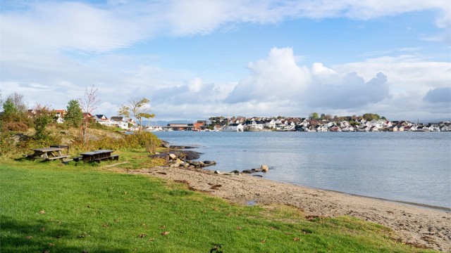 Det er fine tur-og bademuligheter i gangavstand fra boligen.