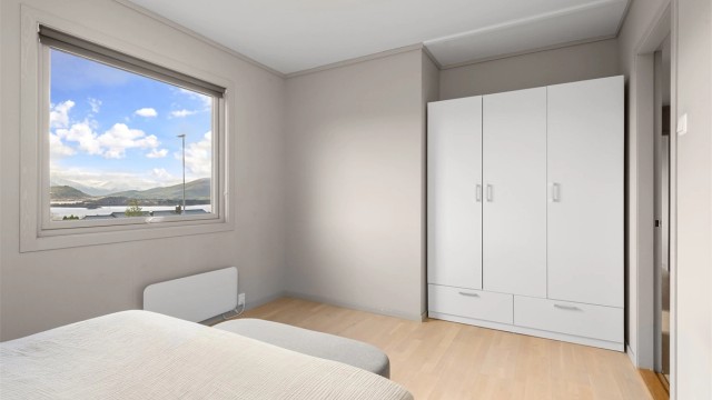 Vinduet på hovedsoverommet er nytt fra 2020 og har 2-lags glass
Frittstående garderobeskap med gode oppbevaringsmuligheter