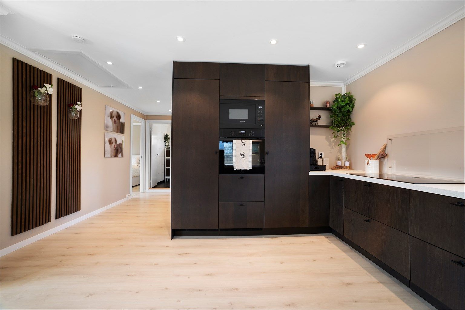 Hele det elektriske anlegget i stue og kjøkken ble fornyet i 2025.