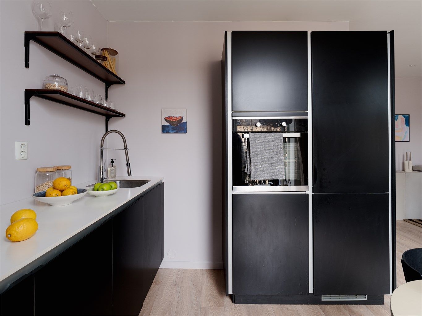 Med slitesterk benkeplate og rene linjer får detaljene skinne, mens du får plassen du trenger til dine kokkekunster.