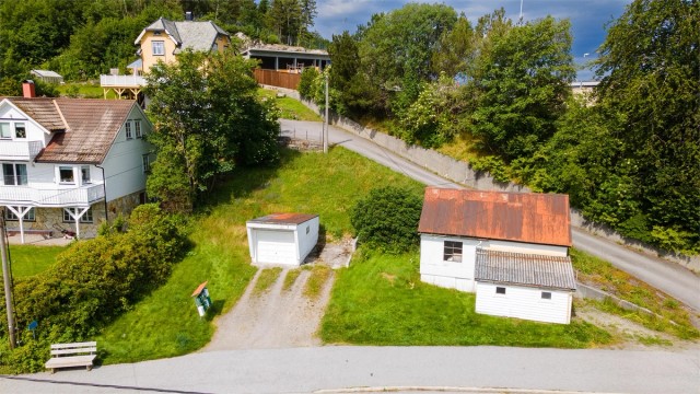 Boligtomt med gode utsiktsforhold, garasje og uthus, presenteres av Krogsveen v/eiendomsmegler Robert Iversen