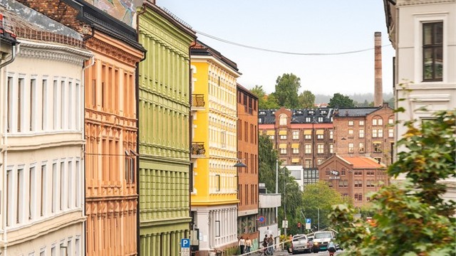 Nærområdet er preget av mange parker og grønne lunger, som gir enkel tilgang på utendørsaktiviteter.