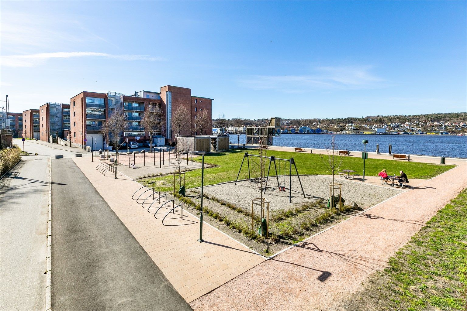 I Fleischer Brygge bor du bokstavelig talt ved bryggekanten. Den store Fleischerparken er i senere år er oppgradert med nye lekeapparater og sanitæranlegg. 