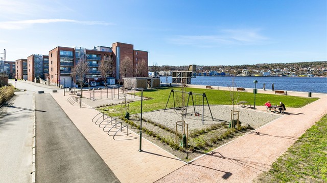 I Fleischer Brygge bor du bokstavelig talt ved bryggekanten. Den store Fleischerparken er i senere år er oppgradert med nye lekeapparater og sanitæranlegg.