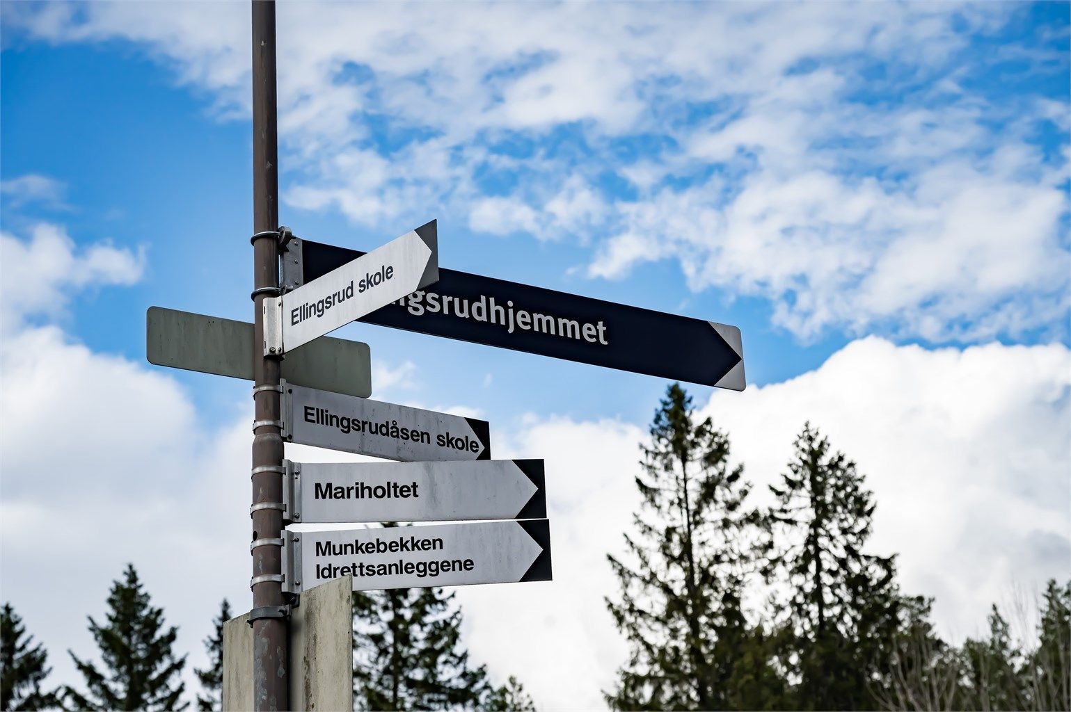 Herfra er det kort vei til både skoler, idrettsanlegg og utfartssteder som Mariholtet.