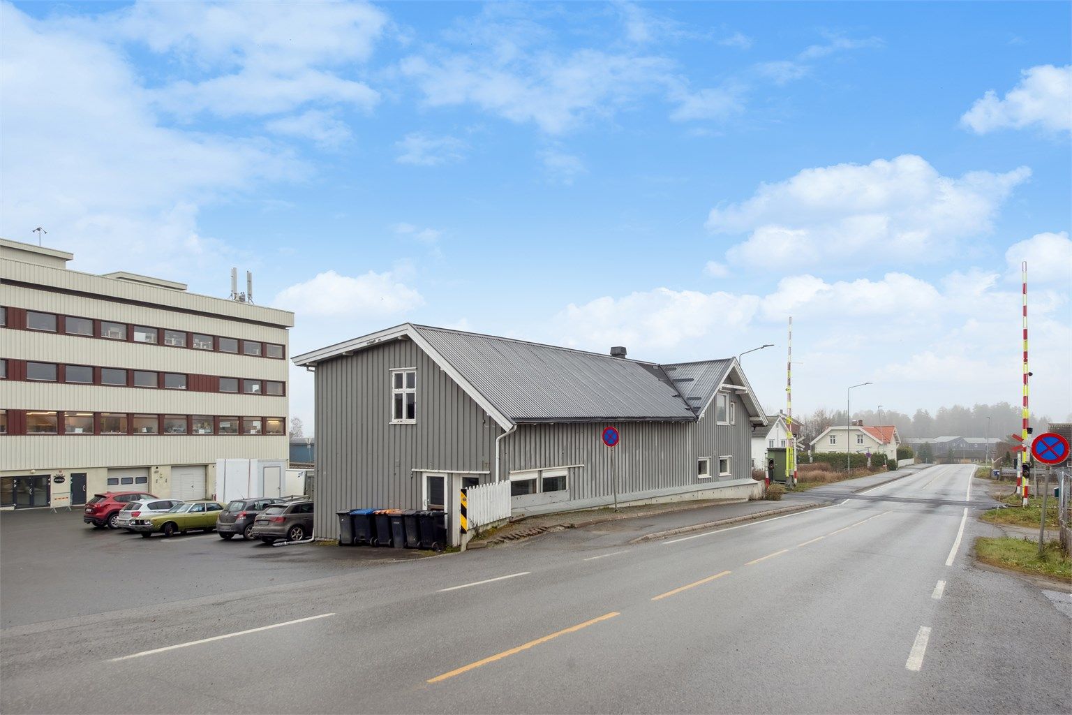 Parkering rett utenfor bebyggelsen.