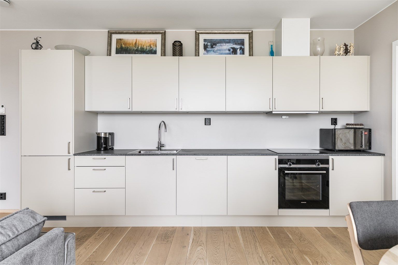 Kvalitetskjøkken fra Sigdal, oversiktlig og praktisk med vask og platetopp side om side.