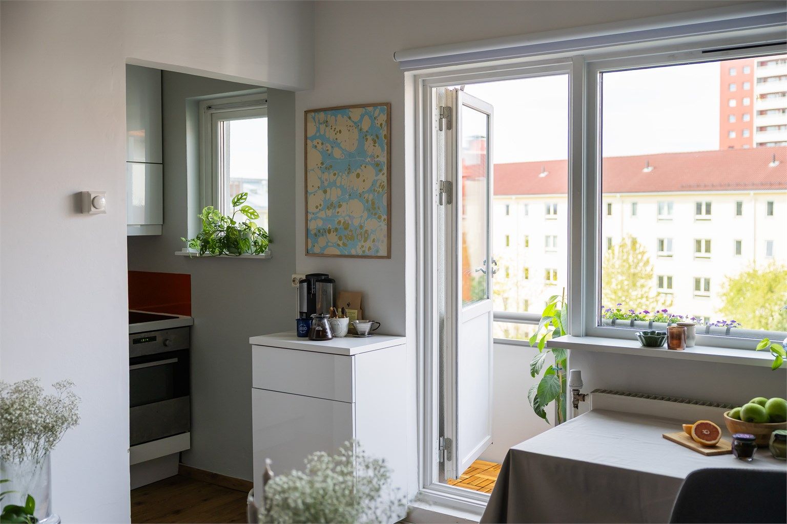 Store vindusarealer i vestre himmelretning sørger for en lys og luftig atmosfære i leiligheten. 