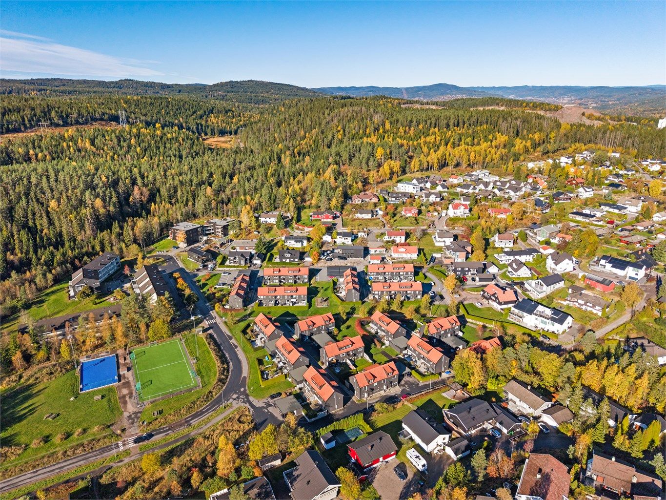 Eiendommen ligger i kort avstand til Skyttamyra flerbruksflate og flotte turstier i marka.