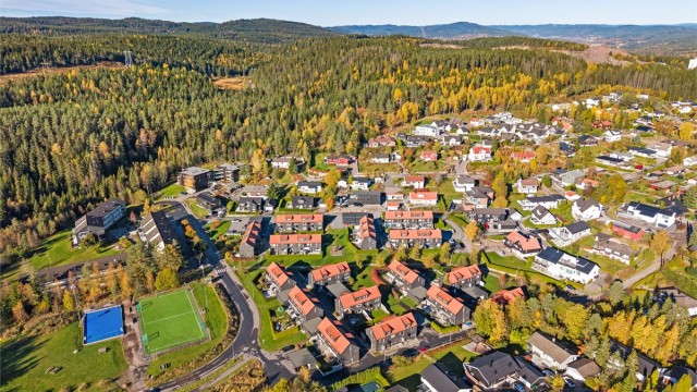 Eiendommen ligger i kort avstand til Skyttamyra flerbruksflate og flotte turstier i marka.