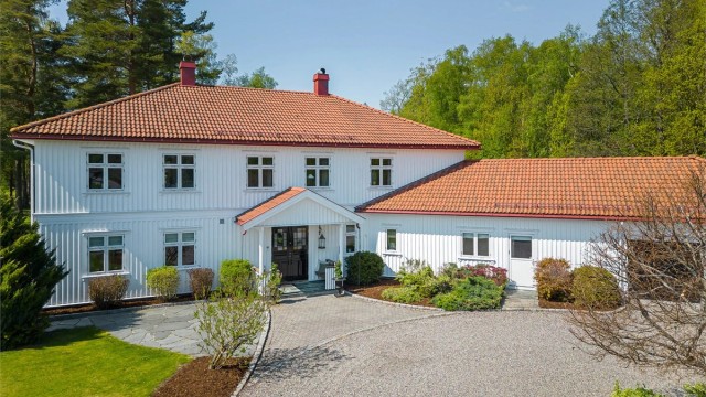 Boligen har et herskapelig preg hvor alt er svært gjennomført og tiltalende - Foto: Kristian Bollæren v/Fotofinish