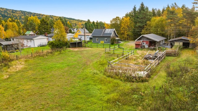 Velkommen til Vålaugsvegen 33. Enebolig med stor tomt og kort vei til sentrum.
