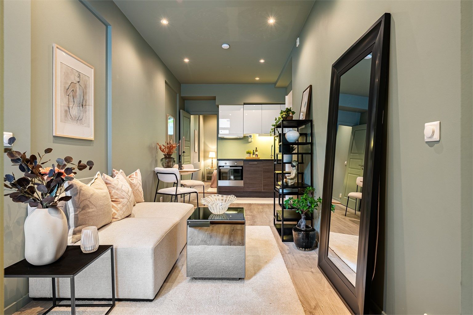 Velkommen til Båhus gate 7a - og denne moderne og lekre selveierleiligheten beliggende i et veletablert og sentrumsnært område på Møllenberg! 