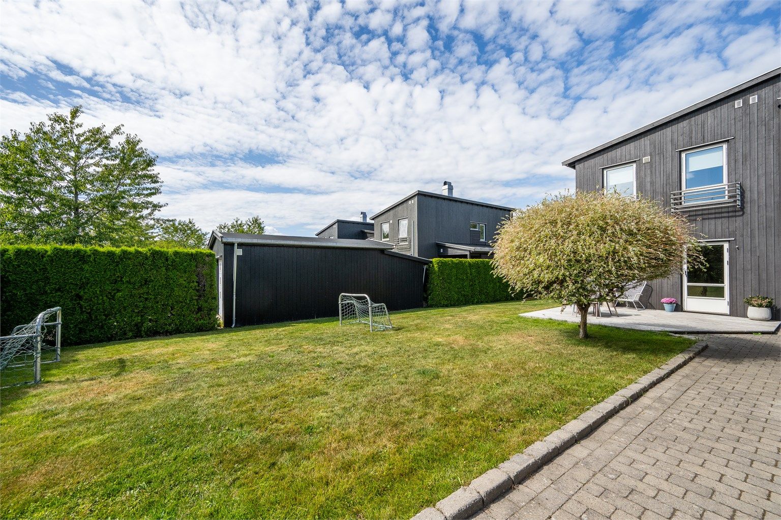 Eiendommen ligger i et rolig og etablert boligområde med lite gjennomgangstrafikk.