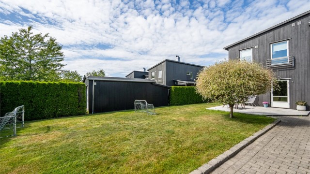 Eiendommen ligger i et rolig og etablert boligområde med lite gjennomgangstrafikk.