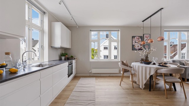 Åpen stue- og kjøkkenløsning.