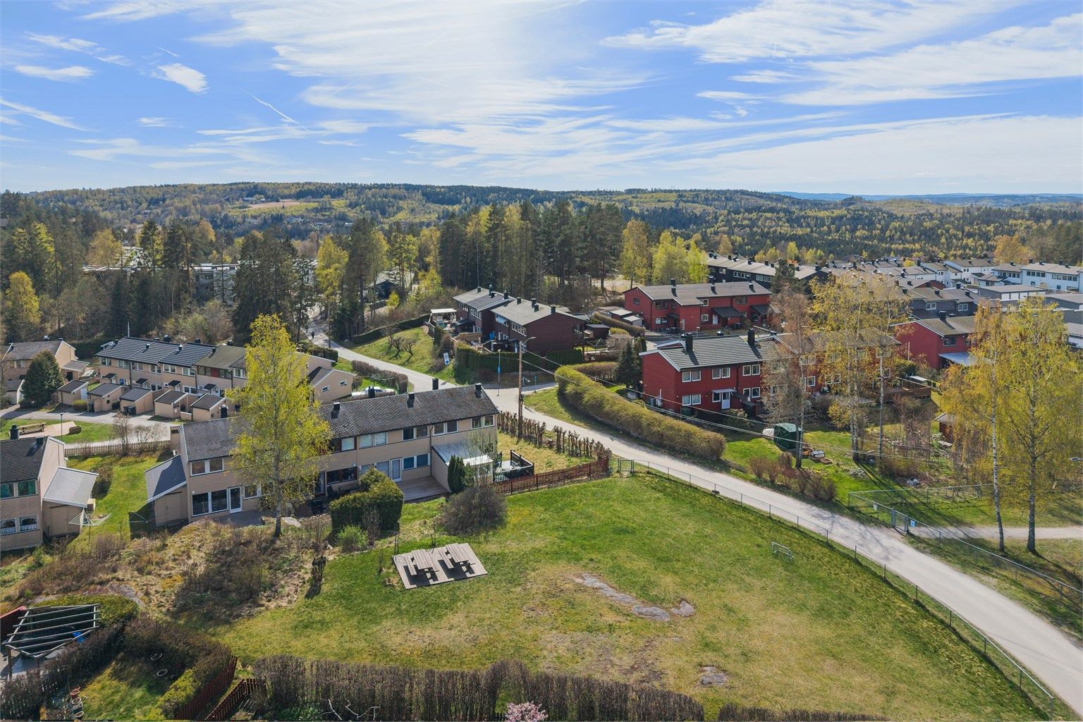 Nabolaget er kjent for å være barnevennlig, med flere lekeplasser og grøntområder.