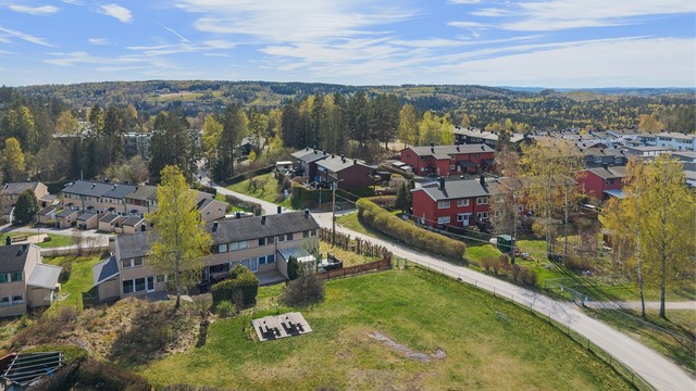Nabolaget er kjent for å være barnevennlig, med flere lekeplasser og grøntområder.