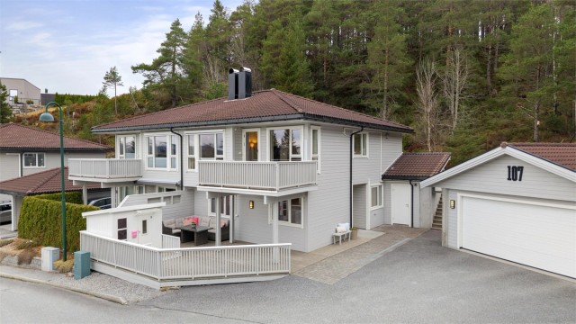 Velkommen til Skåtadalen 107! En innholdsrik halvpart av en tomannsbolig med flere terrasser og dobbelgarasje presentert av Eiendomsmegler/Daglig leder Preben Willmann